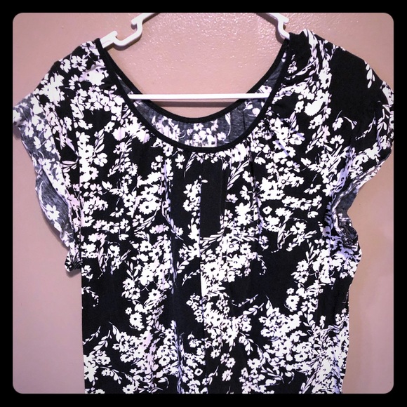 Beautiful black and white top 🌷 - Picture 1 of 5